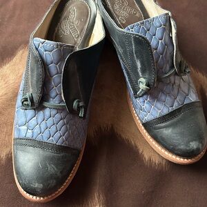 Freebird by Steven Makena mules - Blue Textured Leather Shoes- size 9